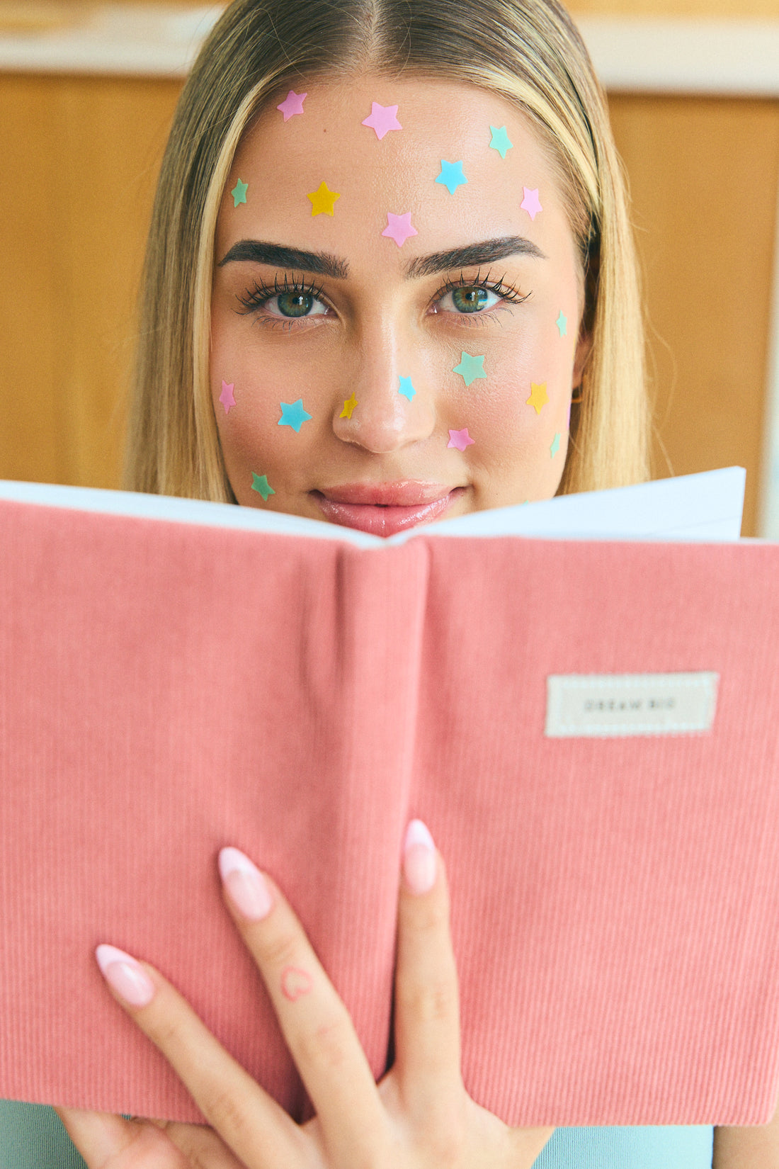 PIMPLE STAR PATCHES & MIRROR CASE Pink Pimple Patches - Anti-Blemish Stars in portable mirror case, 32 patches